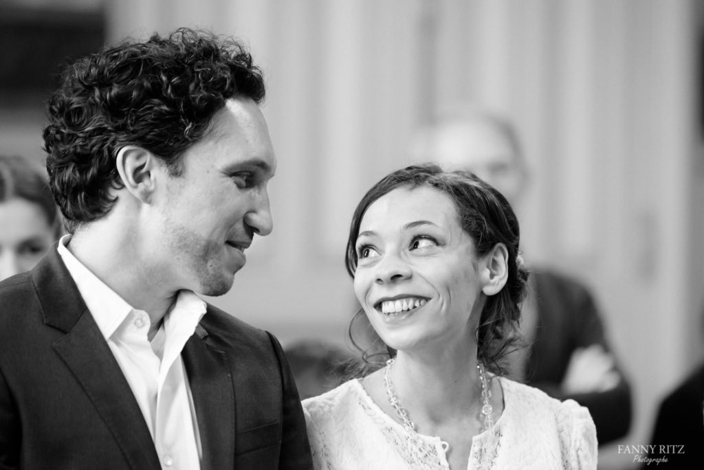 Reportage photo mariage paris - un regard intense entre deux mariés