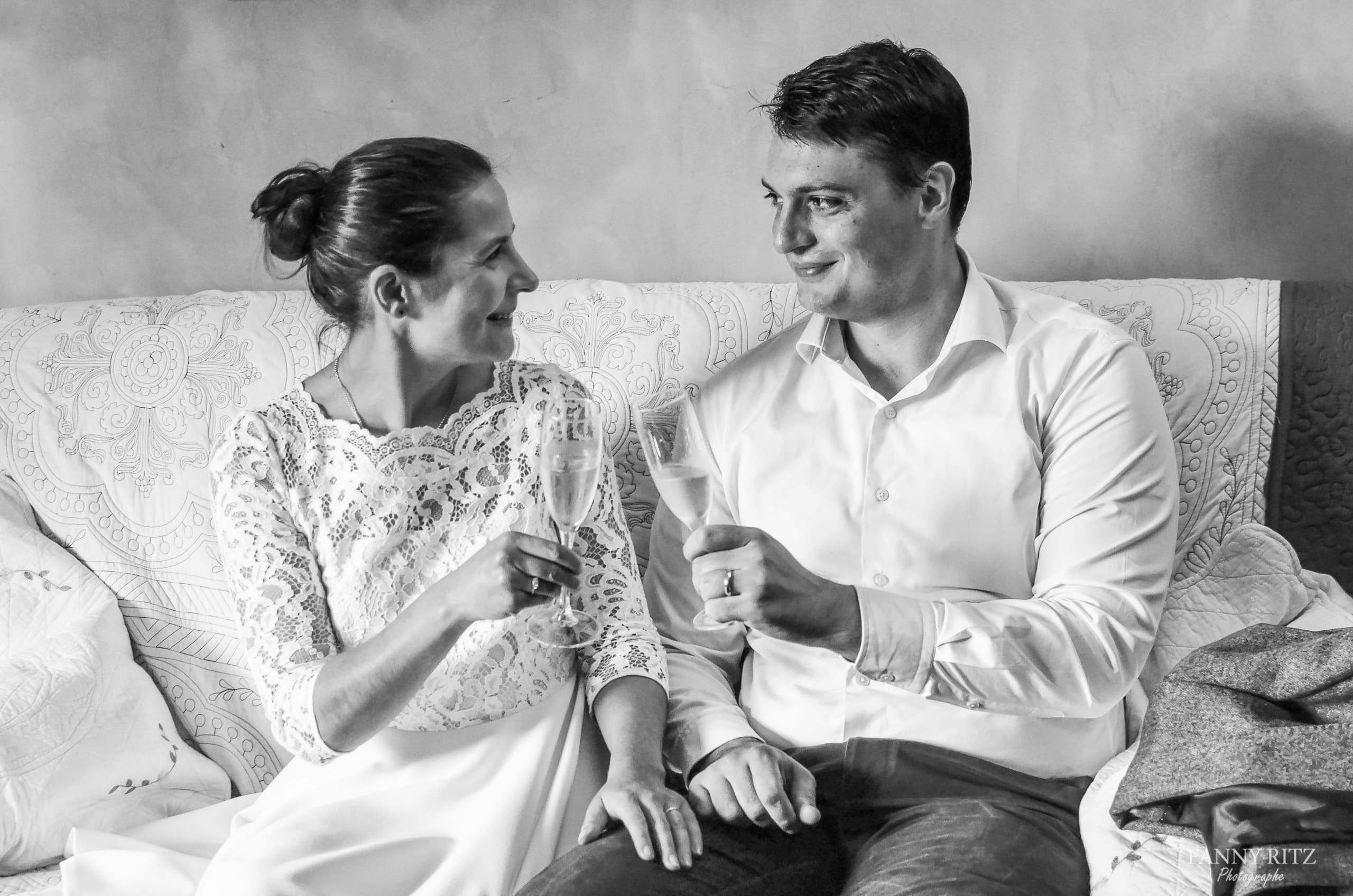 Photos de mariage paris - couple qui trinque