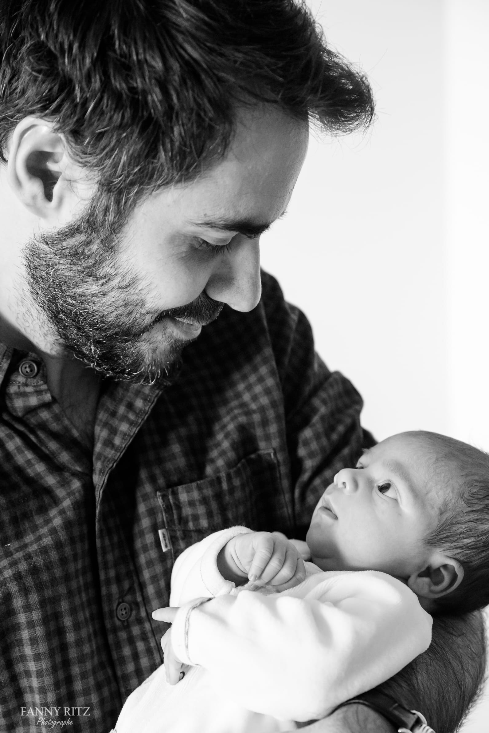 shooting naissance paris, regard entre un père et son fils