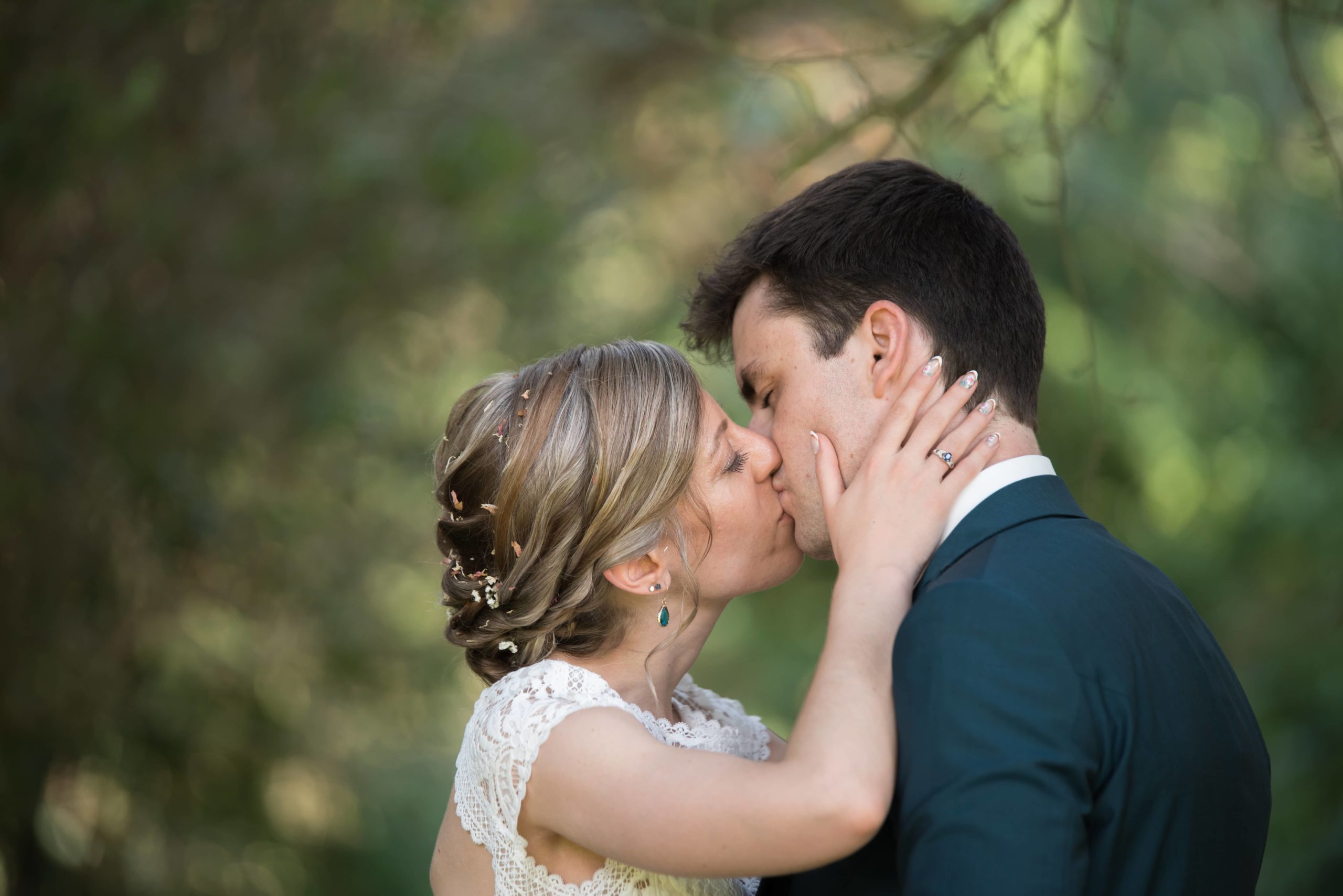 Photographe mariage intime - couple qui s'embrasse