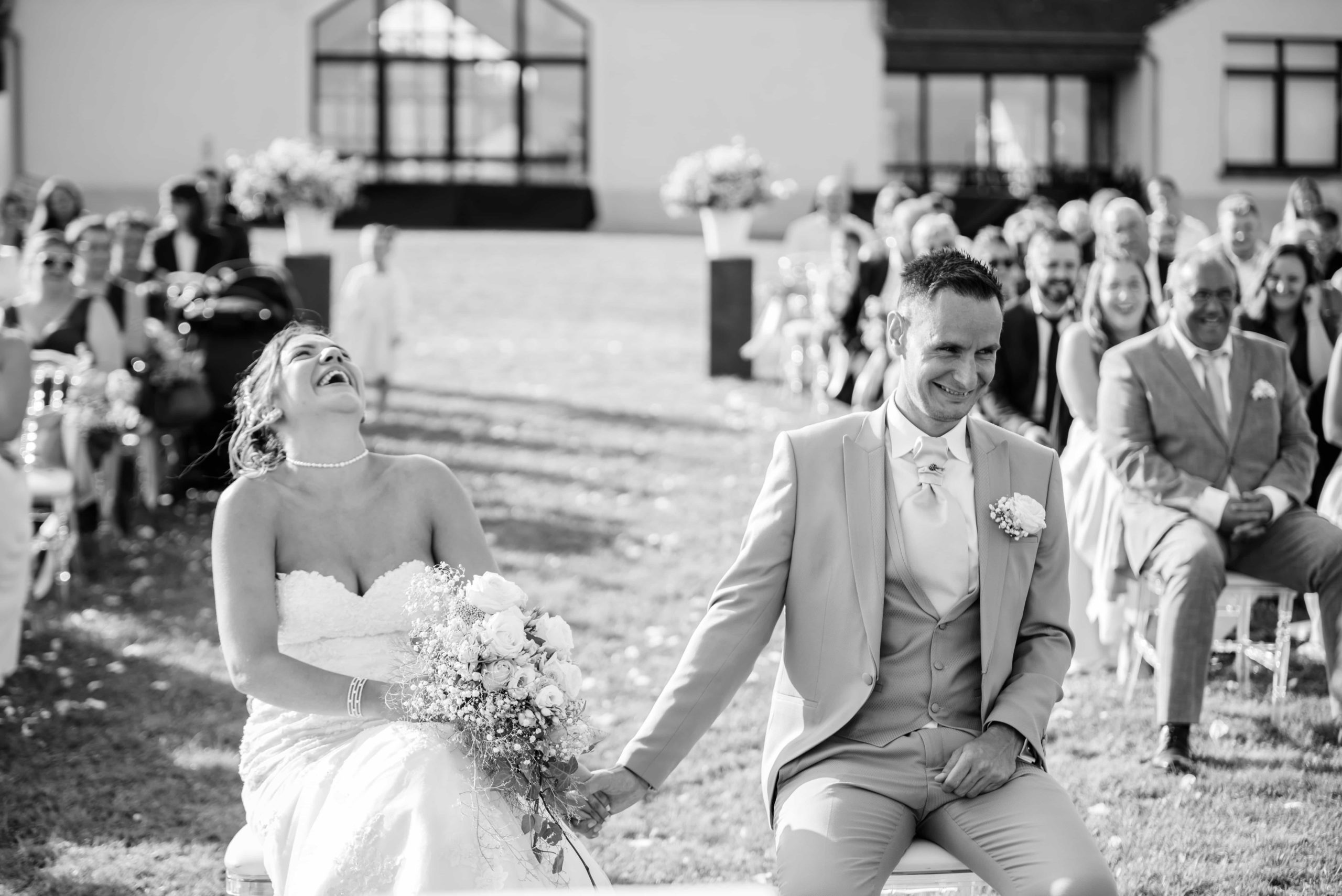 Photographe mariage lifestyle - couple mariés qui rient