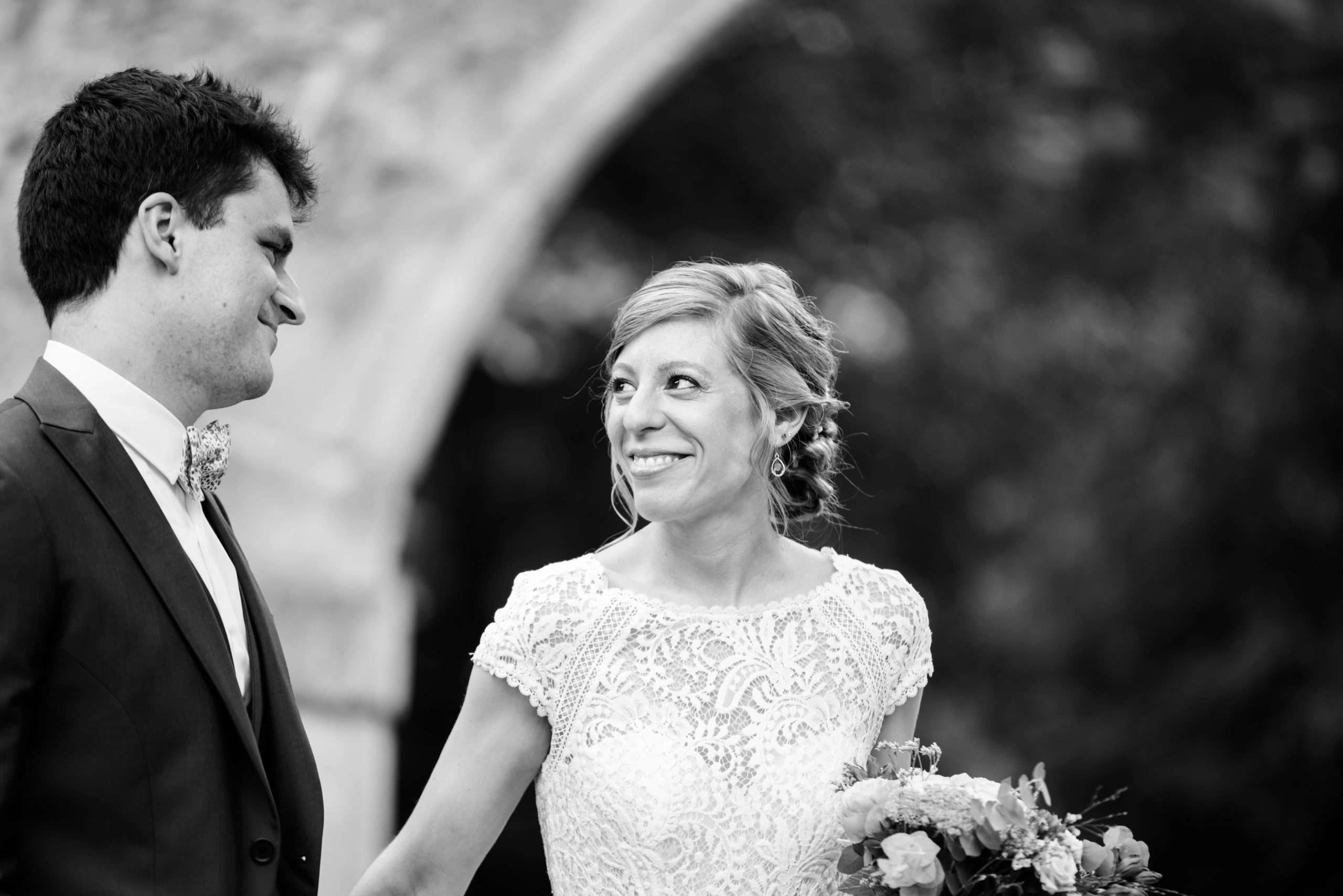 mariés photographiés en noir et blanc par une photographe professionnelle de mariage à Paris
