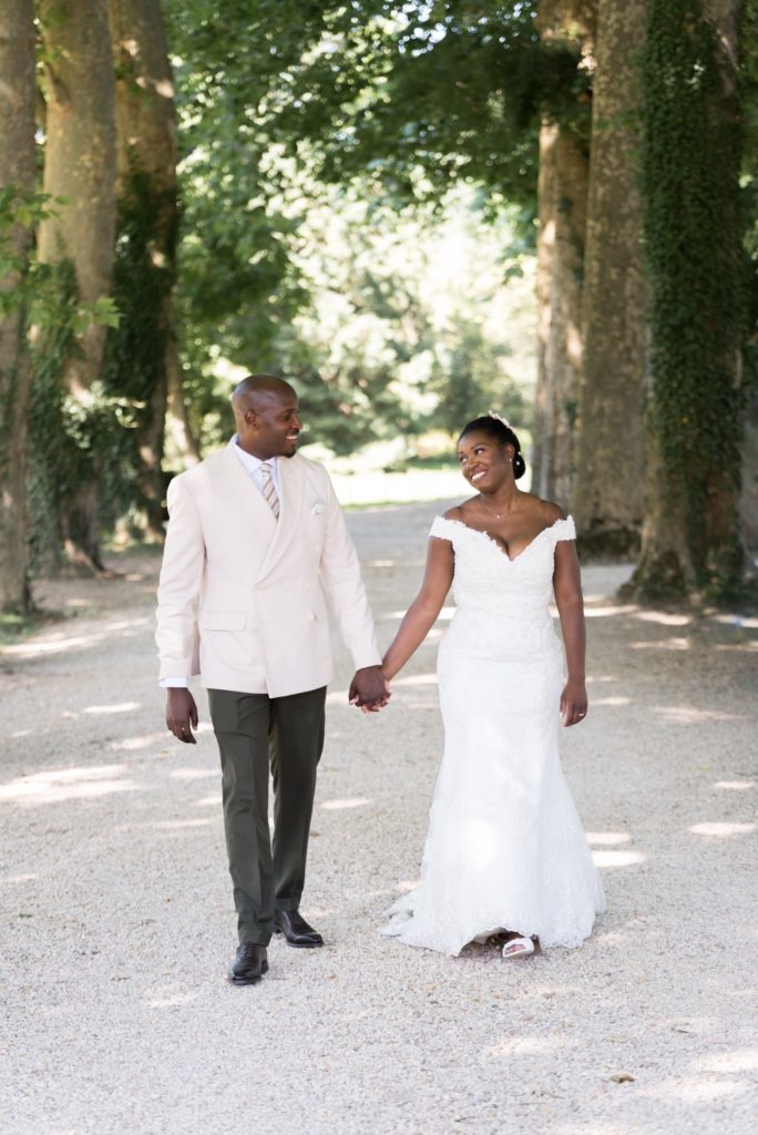 couple de mariés qui marchent