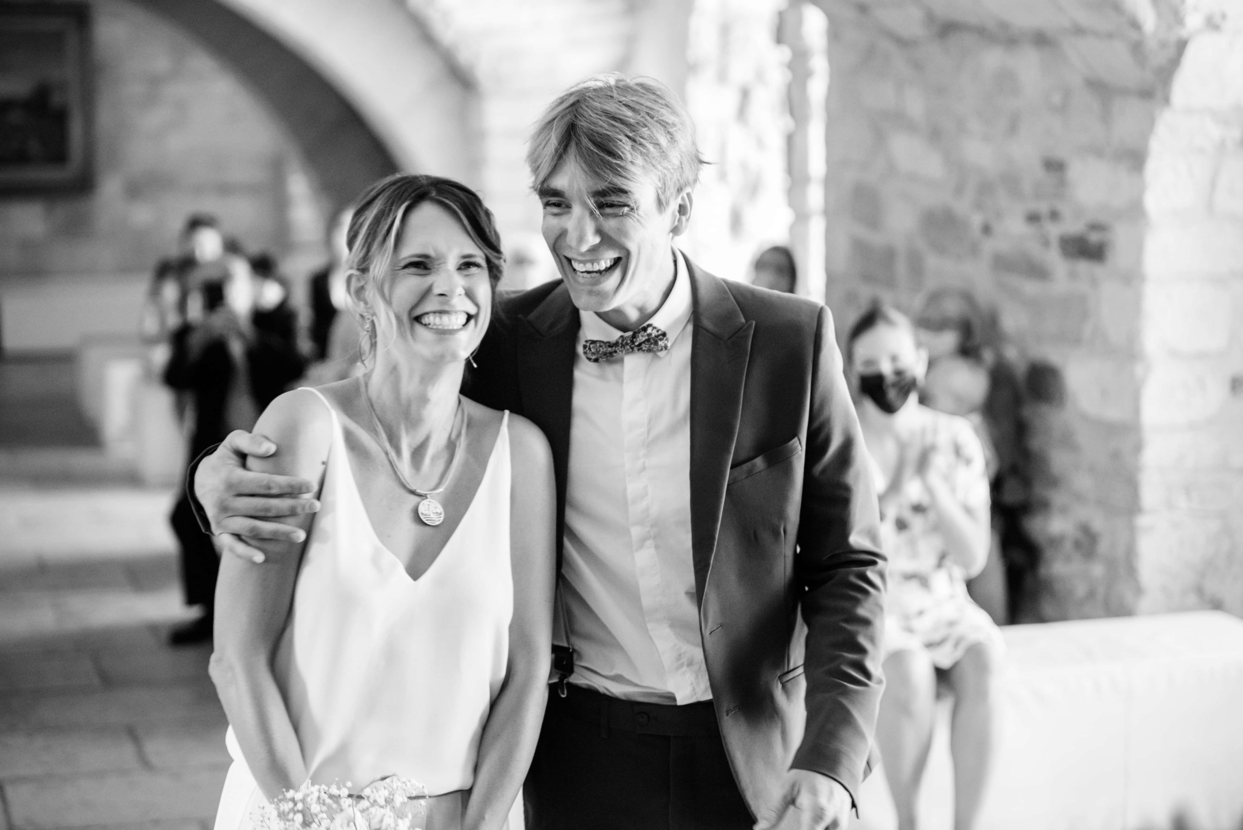 photographe mariage professionnel - couple à la mairie