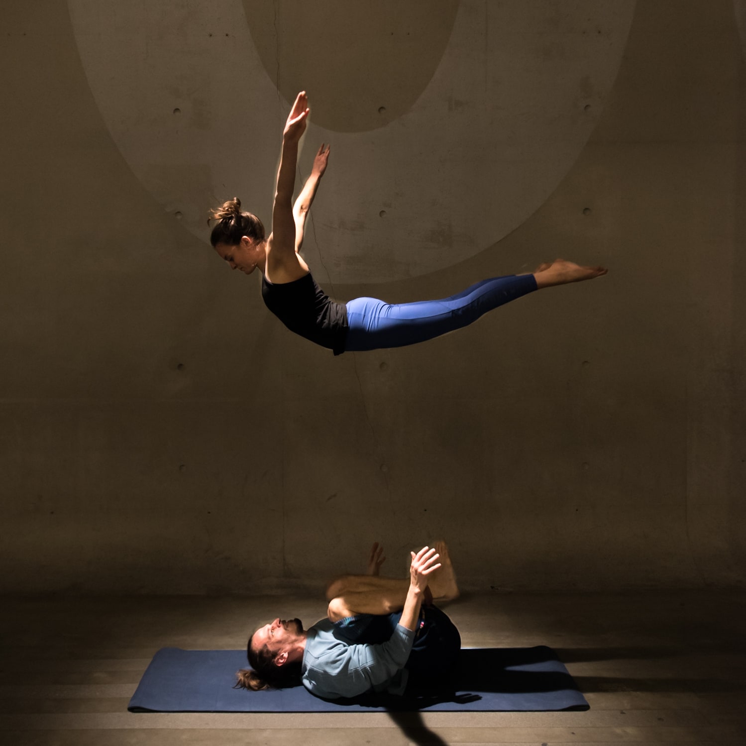 personnes faisant de l'acroyoga