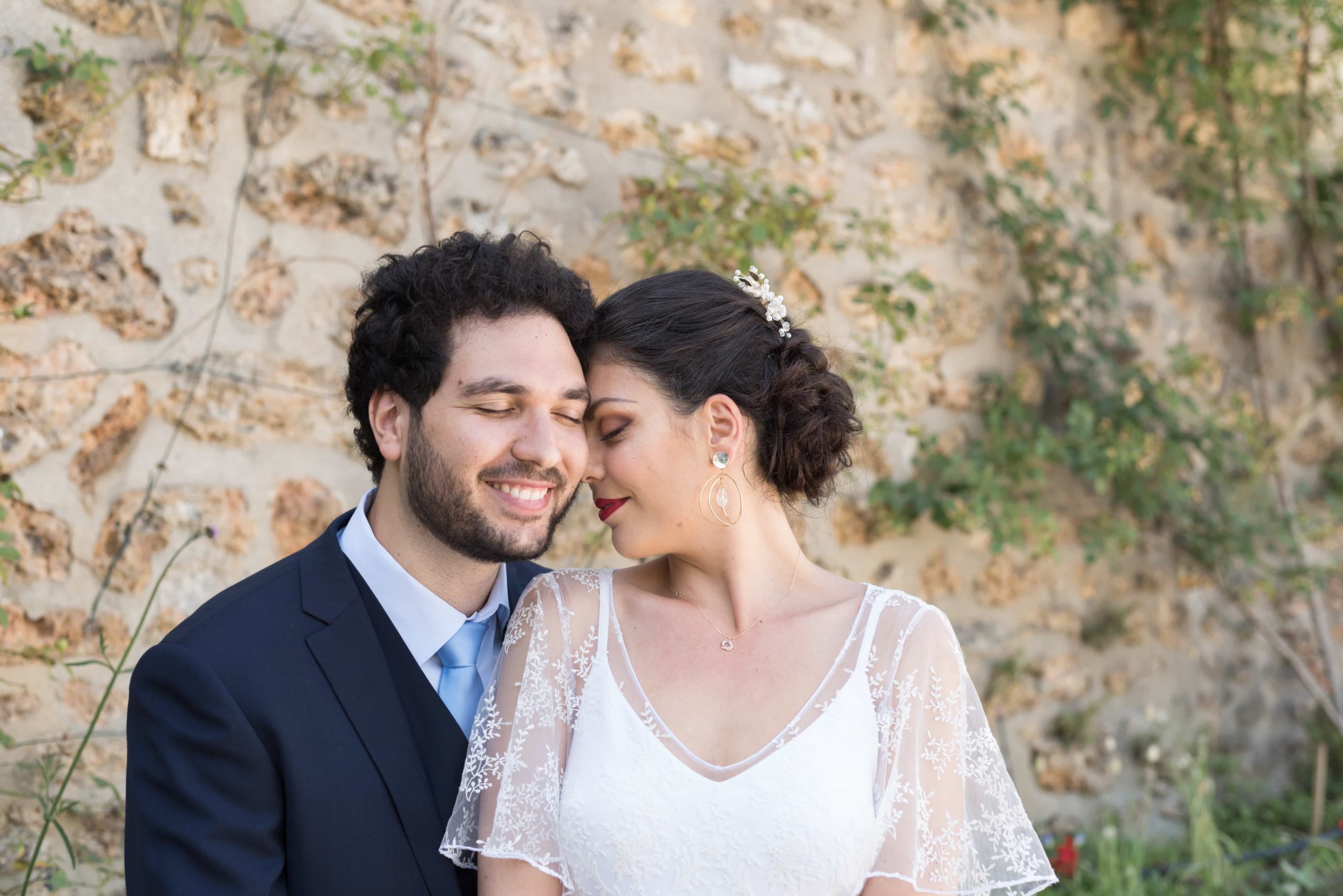 photographe de mariage paris - couple qui s'enlace