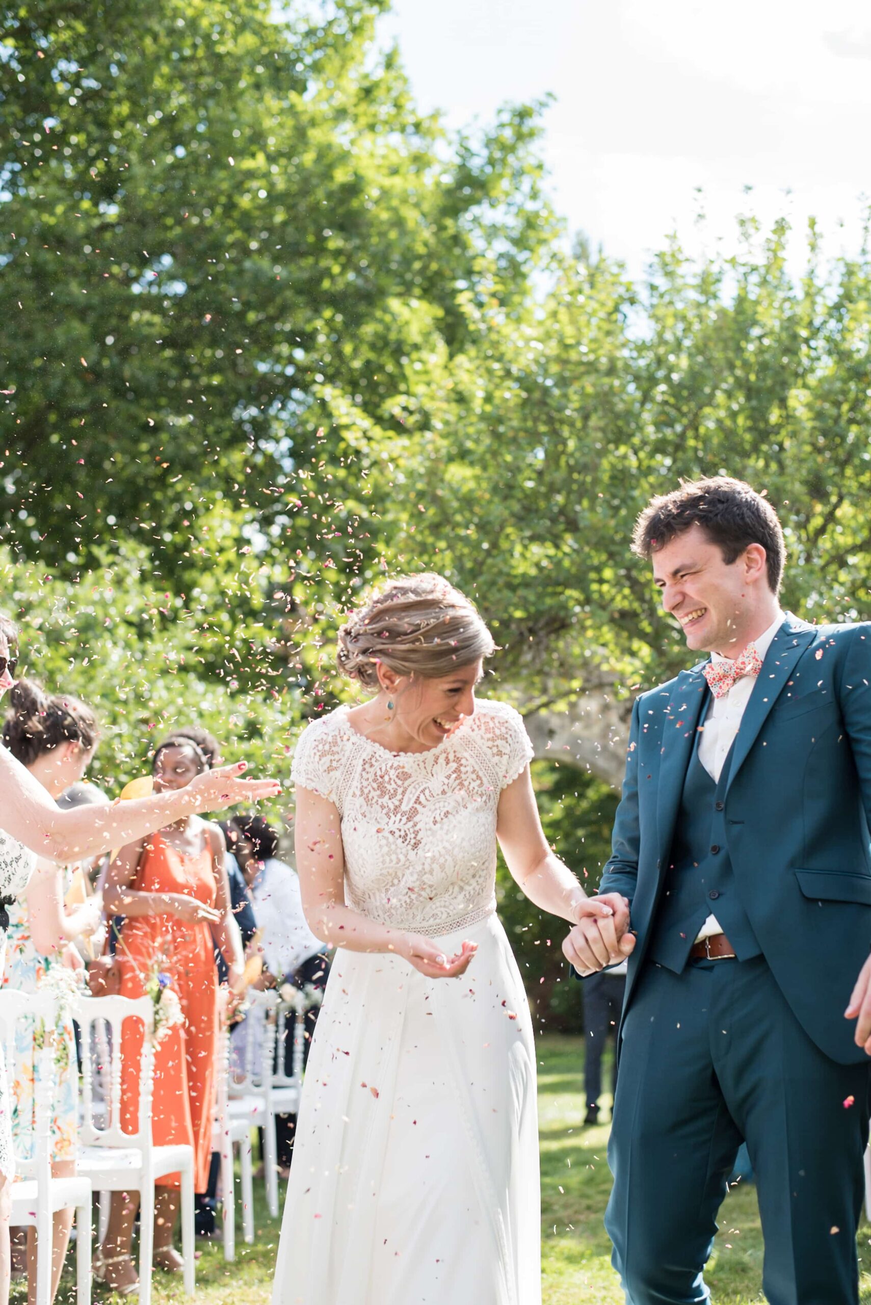 Photographe de mariage, des mariés sous les confettis immortalisés par une photographe de mariage à paris