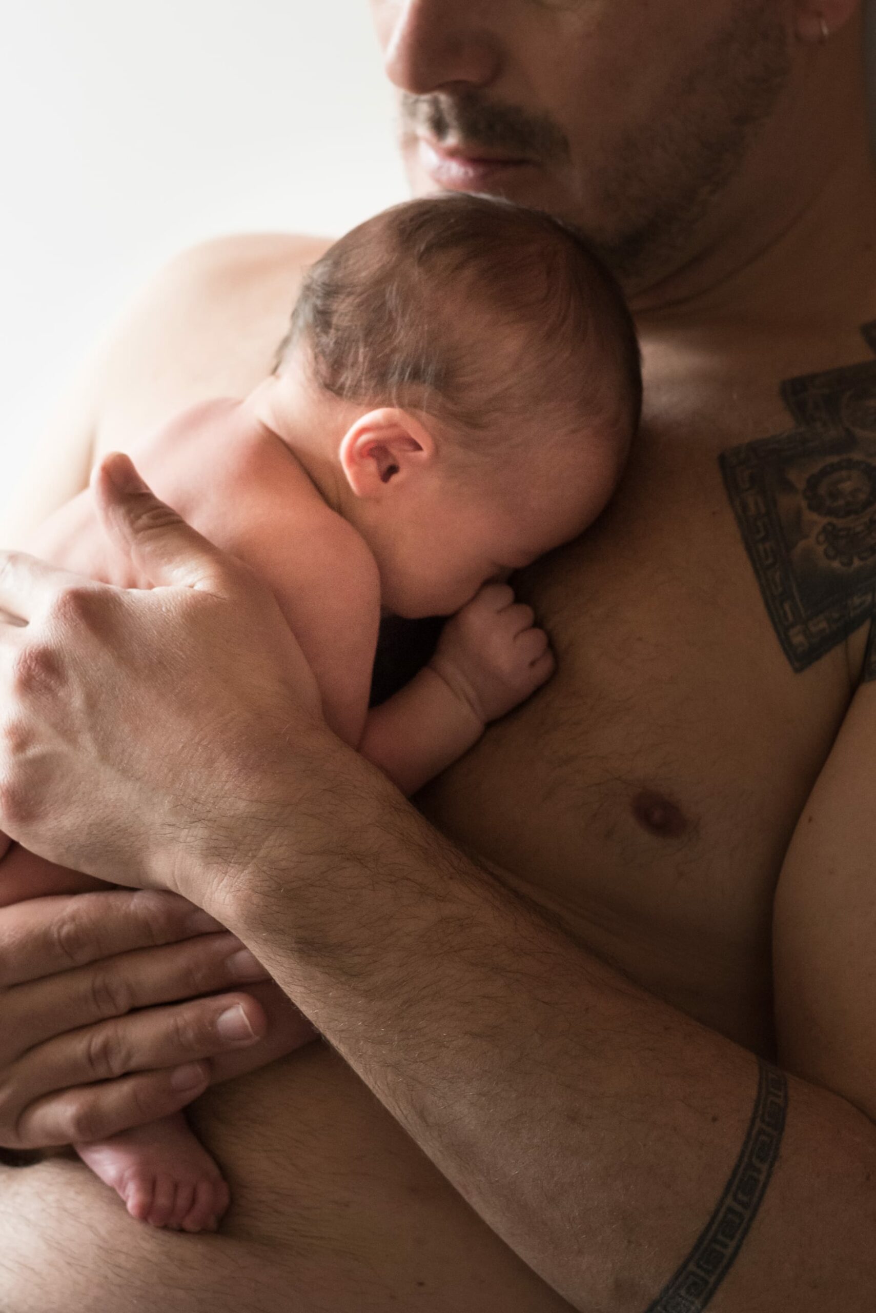 photo bébé peau à peau avec papa