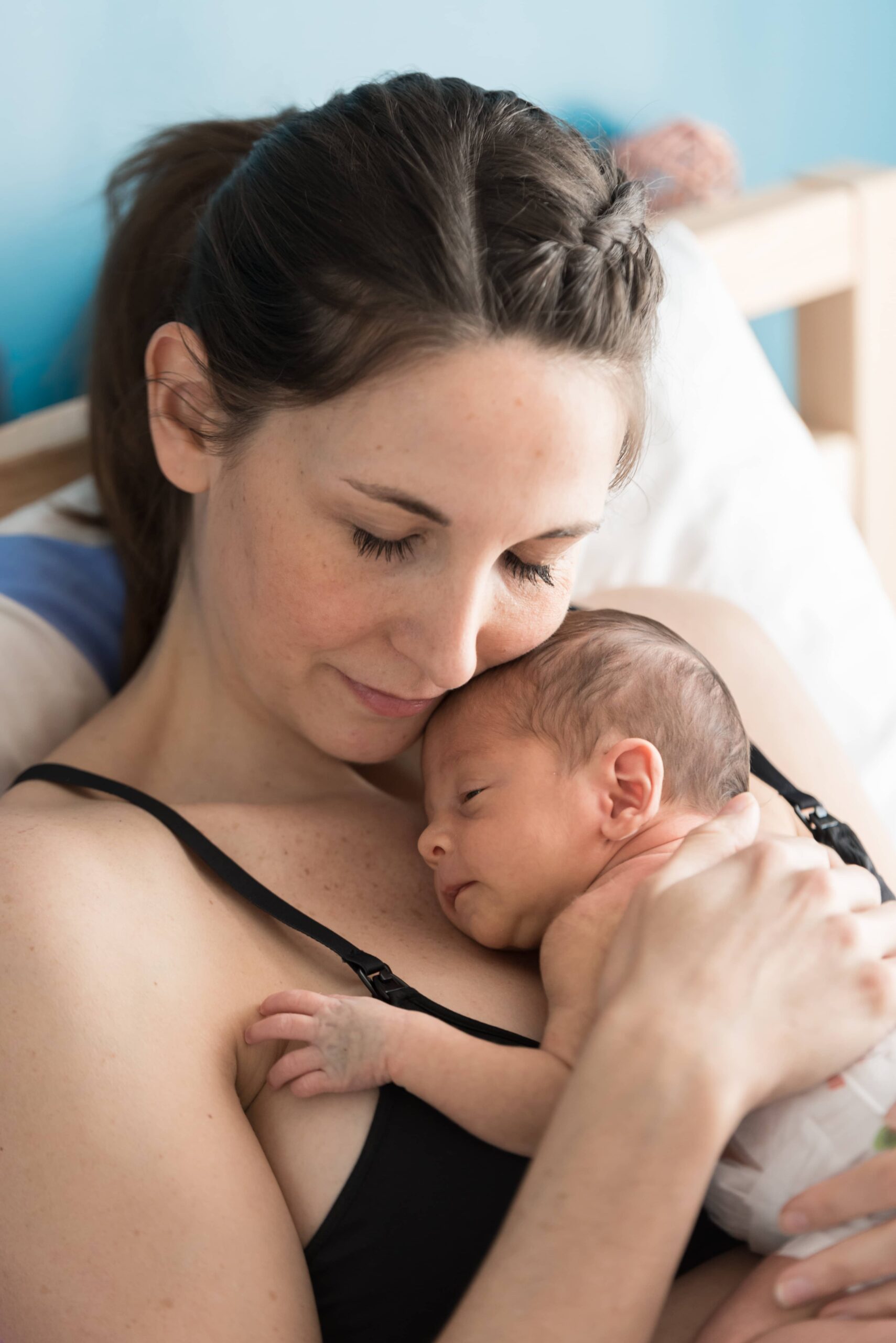 photographe de naissance, maman en peau à peau avec son bébé