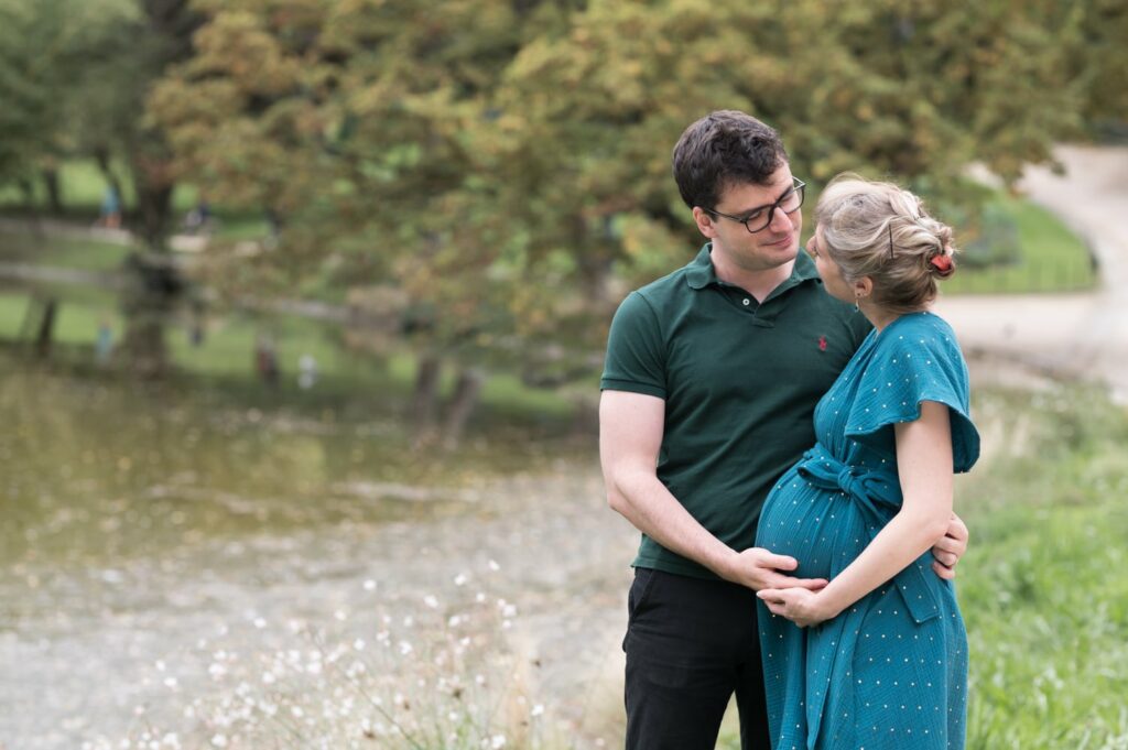 couple femme enceinte dans un pars