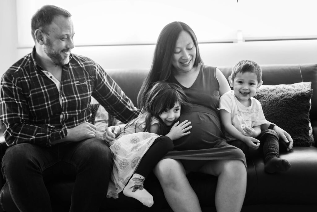 Photos d'un couple avec enfants et femme enceinte