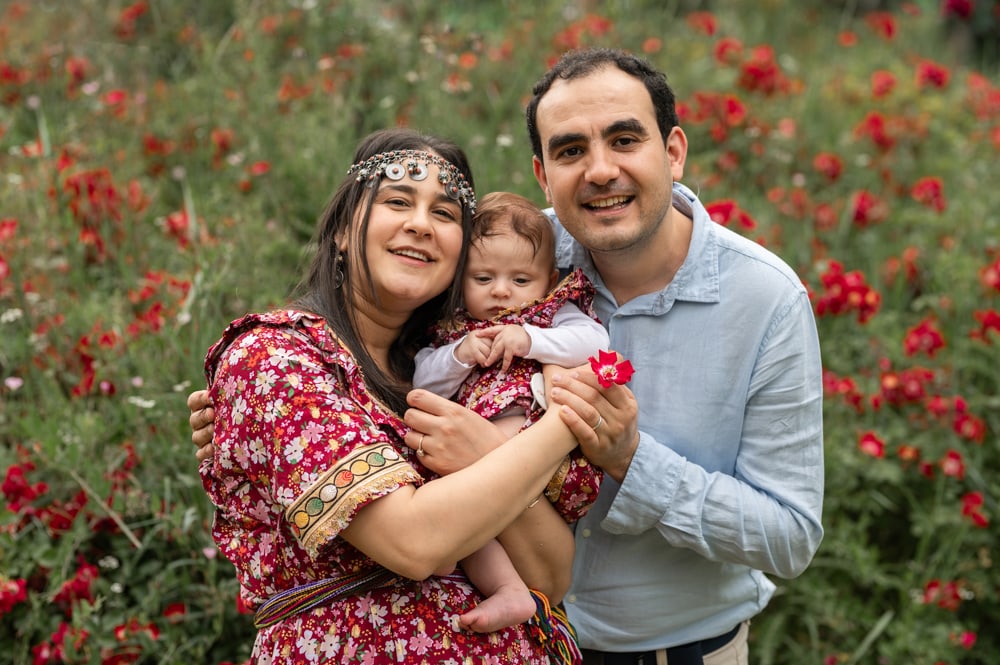 photographe de naissance, couple avec bébé dans un jardin à Paris