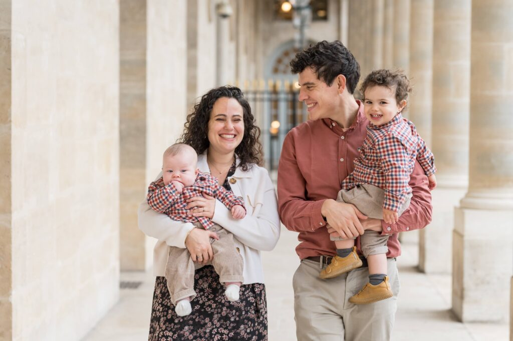 Couple avec deux enfants dans les bras
