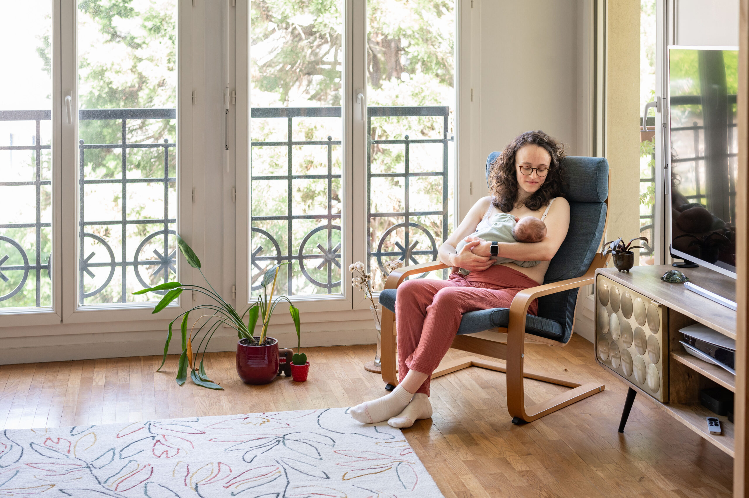 photographe naissance paris, mère et son bébé dans un appartement à Paris