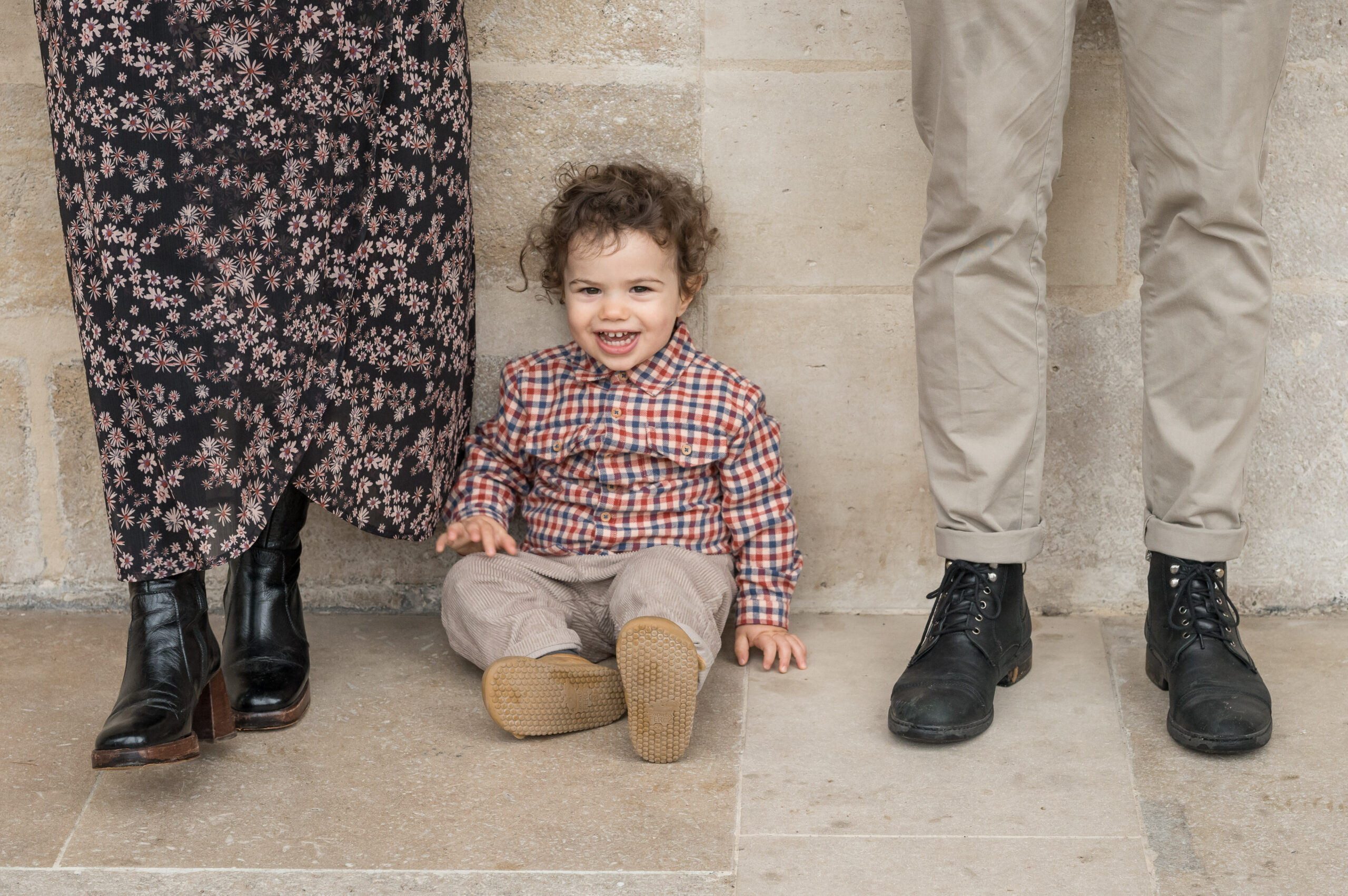 photo de famille d'un enfant assis par terre à Paris
